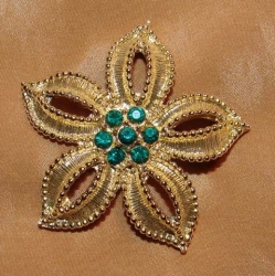 detail_2442_1_-_brooch_-_grn_rhinestones_gold_flower.jpg