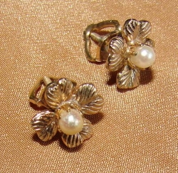 detail_2449_1_-_earrings_little_cultured_pearl.jpg