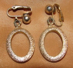 detail_2466_1_-_earrings_gold_oval_dangles.jpg