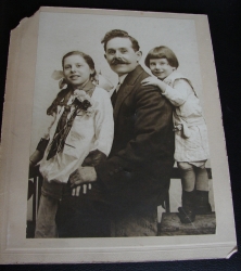 detail_3301_1913-1920_family_photo.jpg