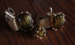 detail_3701_set_8_greenish_gold_stone.JPG