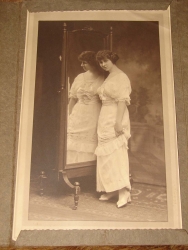 detail_3775_1910_lady_photo_in_folder.jpg