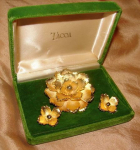 TACOA BROOCH SET